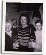 Mrs Beti Williams gyda rhai o drigolion Rwmania