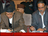 प्रधानमंत्री कोइराला और माओवादी नेता प्रचंड