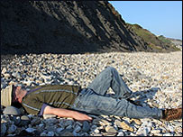 Một người đang ngủ trên bãi biển