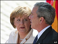 Ông Bush và thủ tướng Đức Angela Merkel