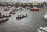 Cychod Celtaidd hir ar y mor