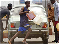 Bidonla petrol alan Nijeryalılar