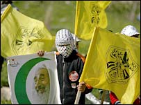 Şeyh Yasin'in posterini taşıyan bir Hamas taraftarı