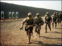 نيروهای عراقی در ماسک های ضدگاز آموزش می بينند