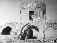 یک ساختمان تاریخی در حال تخریب در بلخ