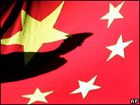 Bóng một người lính trên nền quốc kỳ Trung Quốc 