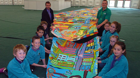 Plant Ysgol Llandwrog gyda'r gwaith celf a baratowyd gyda'r artist Catrin Williams, Aled Sion, Cyfarwyddwr Eisteddfod yr Urdd a Christian Hughes o Gartrefi Cymunedol Gwynedd