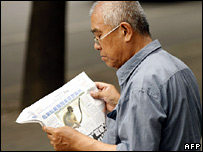 Người dân đọc báo trên phố