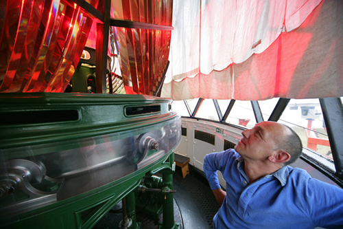 People: complementing alt text