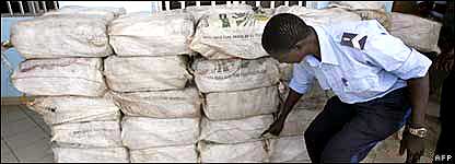 Agente da polícia examina um lote de cocaína