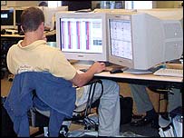 operador na frente de computadores