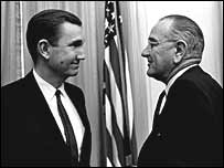 رمزی کلارک (چپ) و ليندون جانسون