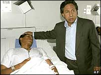 الخاندرو تولدو هنگام عيادت از مجروحان حادثه گروگانگيری 