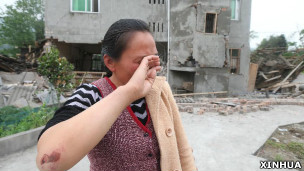 四川雅安中裏鎮龍泉村一名女村民講述逃難經過時痛哭（新華社圖片21/4/2013）