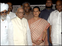 वाम नेता कांग्रेस अध्यक्ष सोनिया के साथ