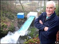 吉尔马丁和他的迷你水车发电系统