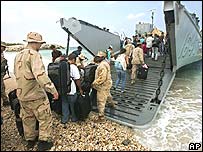 Tàu chiến nước lớn cho công dân nước nhỏ đi nhờ khi có ngoại giao can thiệp