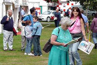 Gwraig 'ar goll' ar y maes