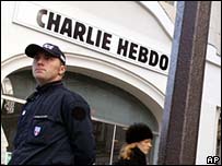 Cảnh sát đứng gác bên ngoài trụ sở của Charlie Hebdo, một trong các tờ báo đăng lại các biếm họa