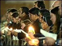 Pessoas rezam na praça São Pedro