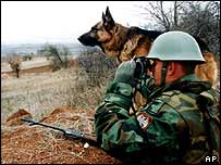 सर्बिया में एक सैनिक 