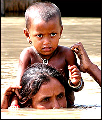 बाढ़ प्रभावित इलाक़े में माँ और बच्चा