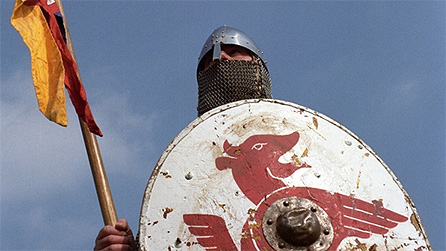 Ail gread o filwr yn cario baner William y concwerwr