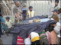 Salim và hãng phim trên xe đẩy