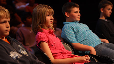 Cystadleuwyr rhaglen pump yn aros eu tro i eistedd yn y gadair