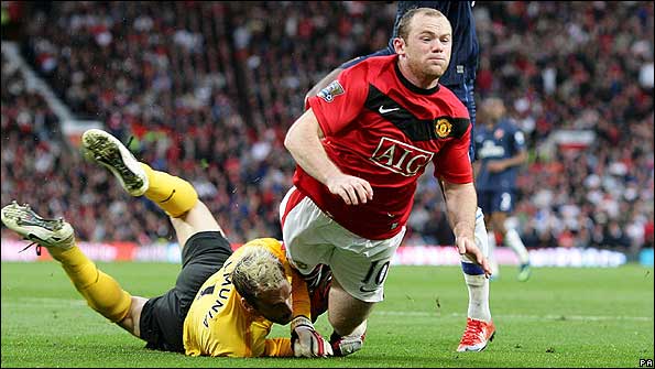 Rooney is brought down by Manuel Almunia