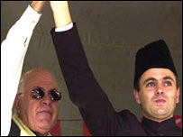 उमर अब्दुल्ला अपने पिता फ़ारूक़ अब्दुल्ला के साथ