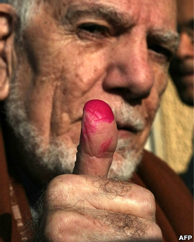 Egipcio muestra su dedo tras votar