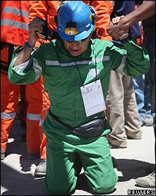 Omar Reygadas arrodillado al salir de la cápsula