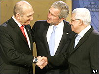 Ehud Olmert, George W. Bush e Mahmoud Abbas em Annapolis