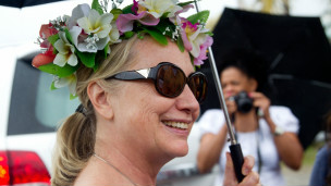 Hillary Clinton đi dạo ở Rarotonga, quốc đảo Cook