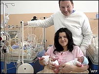 Kinga Adamiec segura dois de seus três bebês