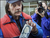 Familiar mostra foto de mulher desaparecida suspeita de ser uma das vítimas de Pickton