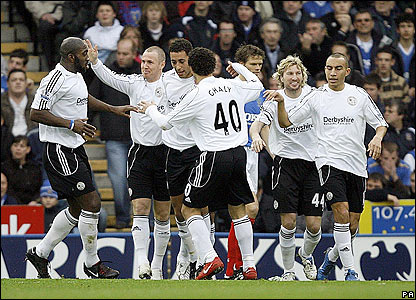 尼亚坦加和队友庆祝