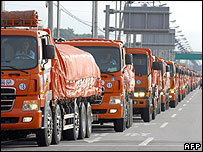 کامیون های کره جنوبی در حال انتقال مواد غذایی به کره شمالی