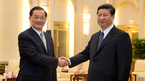 習近平（右）與連戰在會面開始前握手（中新社圖片25/2/2013）