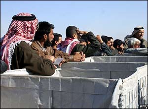 Obyvatelé Fallúdže čekají u vstupu do města