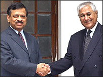 Hindistan heyetinin başkanı Şarma ve Pakistanlı muadili Haydar