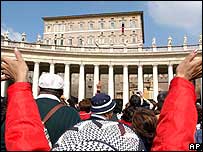 fiéis na Praça São Pedro