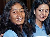 انڈیا کی سٹار بلے باز اور کپتان مٹھالی راج (بائیں)