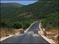 Blocos de concreto em estrada do Hezbollah