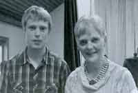 Sam Roberts yn cyflwyno Bocs Sgwennu Derw wedi'i addurno ag arian o'i waith ei hyun a thocynnau garddio i Buddug Bates.