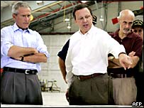 جورج بوش در ديدار از مناطق آسيب ديده