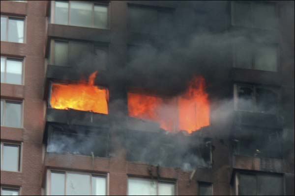 न्यूयॉर्क में विमान इमारत से टकराया