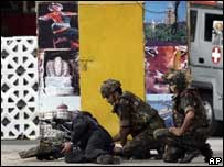 Lính Ấn Độ bên ngoài KS Taj