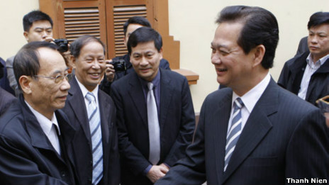 Ông Nguyễn Tấn Dũng tiếp xúc cử tri Hải Phòng (ảnh của báo Thanh Niên)